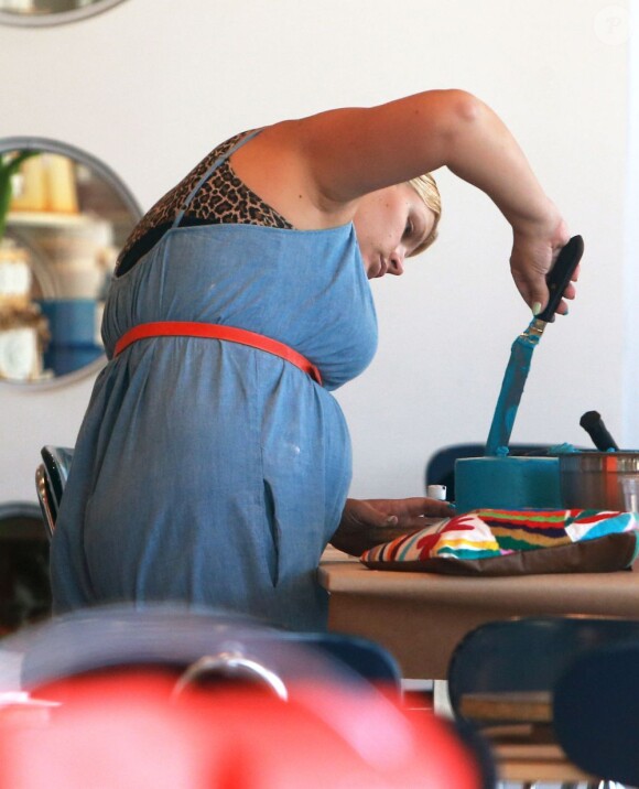 Exclusif - Busy Philipps se rend dans une boutique de confection de gâteaux dans le quartier de West Hollywood, le 9 août 2013.