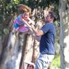 EXCLUSIVITE : Alexis Denisof en famille dans un parc de Los Angeles avec ses petites filles, le 10 août 2013.