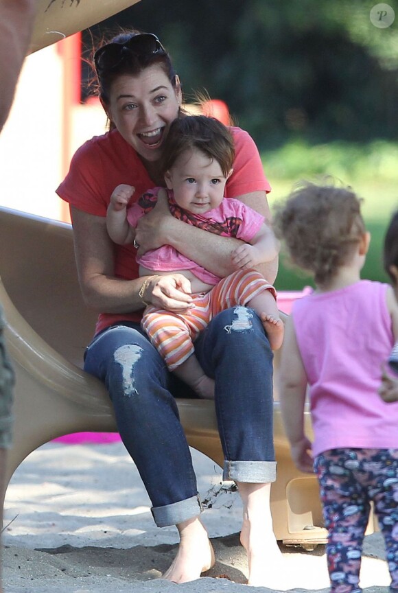 EXCLUSIVITE : Alyson Hannigan avec ses petites filles dans un parc de Los Angeles, le 10 août 2013.