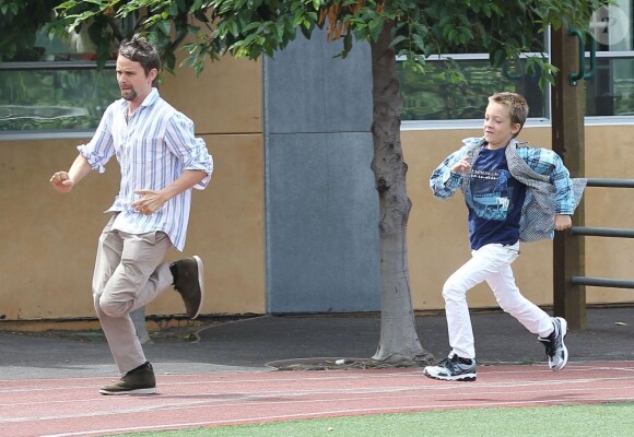 Matt Bellamy et Ryder, le fils de Kate Hudson, à Santa Monica, le 2 août 2013.