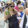 L'actrice Selma Blair et son fils Arthur Bleick au Farmers Market à Studio City, le 14 juillet 2013.