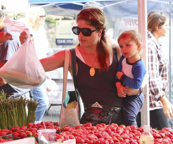 Selma Blair et son fils Arthur Bleick au Farmers Market à Studio City, le 14 juillet 2013.