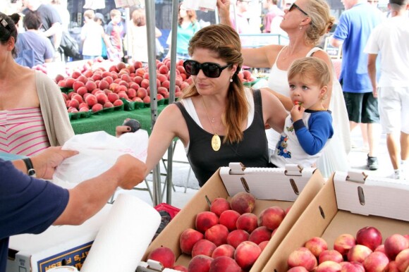Selma Blair et son fils Arthur Bleick au Farmers Market à Studio City, le 14 juillet 2013.