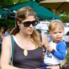 Selma Blair et son fils Arthur Bleick au Farmers Market à Studio City, le 14 juillet 2013.