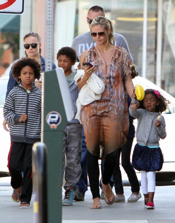 Heidi Klum, accompagnée de son petit ami Martin Kirsten, emmène ses enfants Leni, Henry, Johan et Lou au Starbucks café à Brentwood, le 11 août 2013.