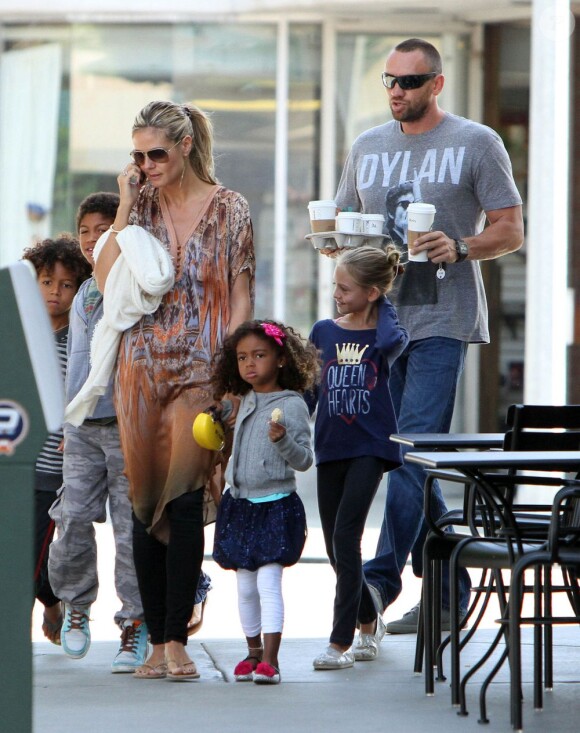 Heidi Klum et petit ami Martin Kirsten emmène ses enfants Leni, Henry, Johan et Lou au café Starbucks à Brentwood, le 11 août 2013.