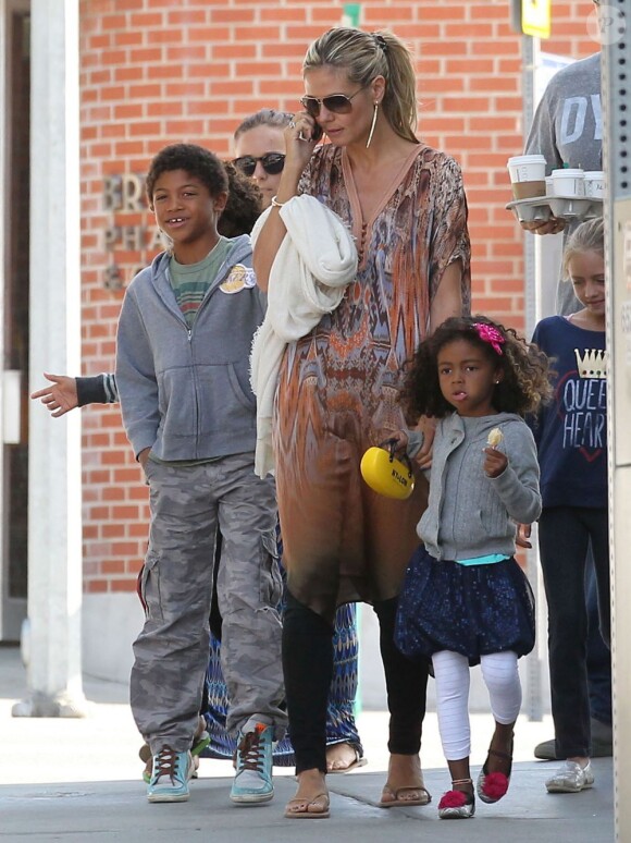 Heidi Klum avec son petit ami Martin Kirsten et es enfants Leni, Henry, Johan et Lou à Brentwood, le 11 août 2013.