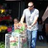 Heidi Klum fait du shopping à "Whole Foods", accompagnée de son petit ami Martin Kirsten et de ses enfants à Brentwood, le 11 août 2013.