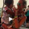 Laeticia Hallyday danse avec sa fille Joy lors d'une soirée disco entre amis à Saint-Barthélemy le 9 août 2013.