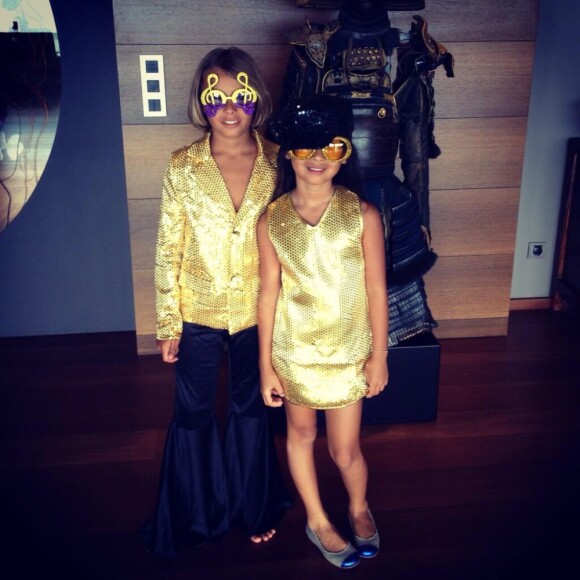 Joy et Jade, les deux filles de Laeticia et Johnny Hallyday, participent à une soirée disco en famille à Saint-Barthélemy - août 2013