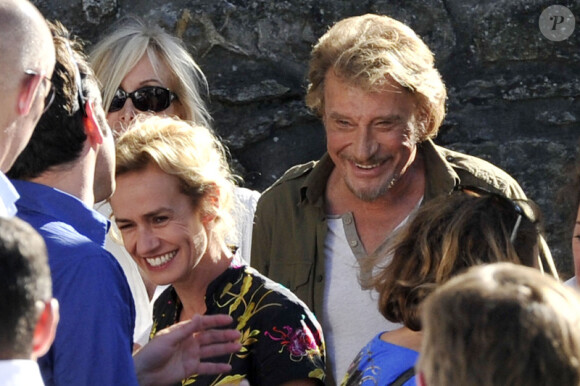 Sandrine Bonnaire et Johnny Hallyday tout sourire lors du dernier jour de tournage du film de Claude Lelouch "Salaud, on t'aime" à Saint-Gervais-les-Bains, le 31 juillet 2013.