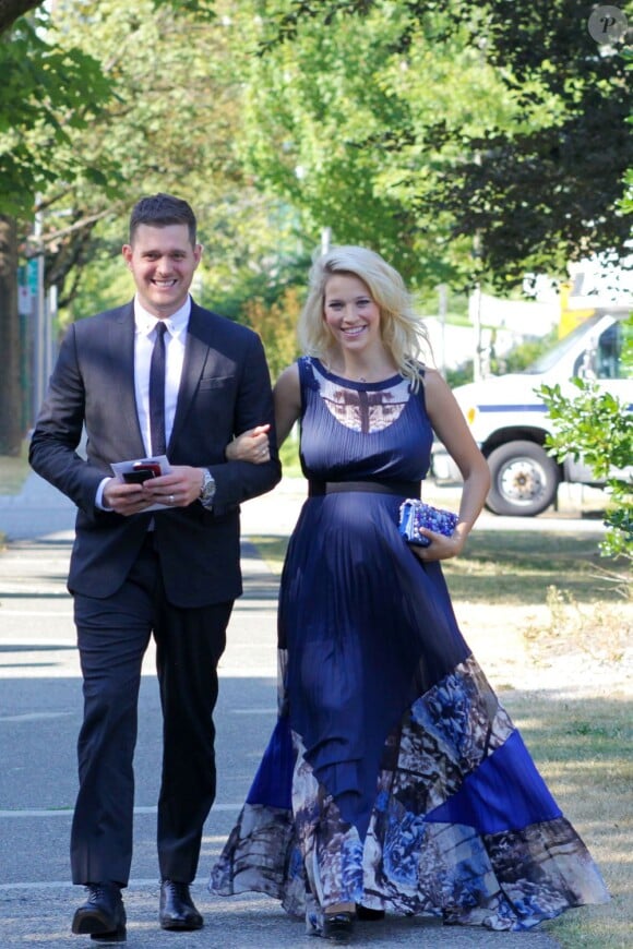 Michael Bublé et sa femme Luisana Lopilato, enceinte, au mariage d'un couple d'amis à Vancouver le 12 août 2013.