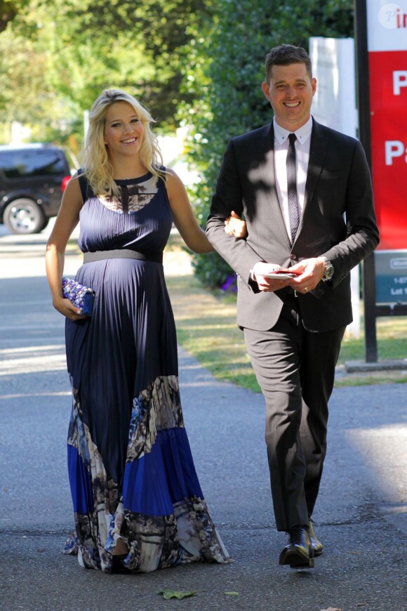 Le chanteur Michael Bublé et sa femme Luisana Lopilato, enceinte, au mariage d'un couple d'amis à Vancouver le 12 août 2013.