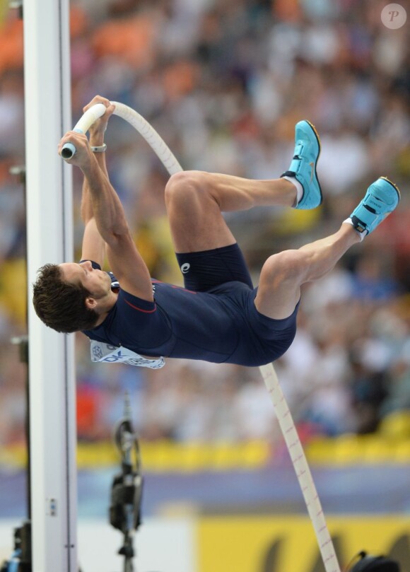 Renaud Lavillenie en plein effort lors du concours de saut à la perche dans le cadre des championnats du monde d'athlétisme au Stade Loujniki de Moscou, le 12 août 2013