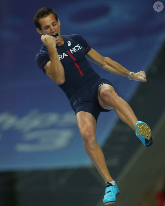 Renaud Lavillenie heureux de ses premiers sauts lors du concours de saut à la perche dans le cadre des championnats du monde d'athlétisme au Stade Loujniki de Moscou, le 12 août 2013