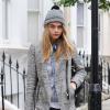 Cara Delevingne, bonnet et veste grise, se promène dans les rues de Londres. Le 12 juin 2013