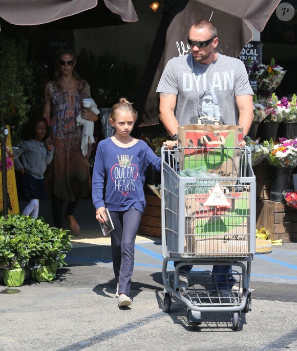 Heidi Klum en famille fait du shopping à "Whole Foods", accompagnée de son petit ami Martin Kristen (Martin Kirsten) et de ses enfants, à Brentwood, le 11 août 2013