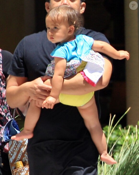 Exclusif - Adriana Lima va déjeuner avec ses filles Sienna et Valentina à Miami, le 13 aout 2013. Ici, la petite Sienna qui a bien grandi