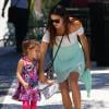 Exclusif -  Bele journée pour la jeune maman Adriana Lima qui va déjeuner avec ses filles Sienna et Valentina à Miami, le 13 aout 2013.