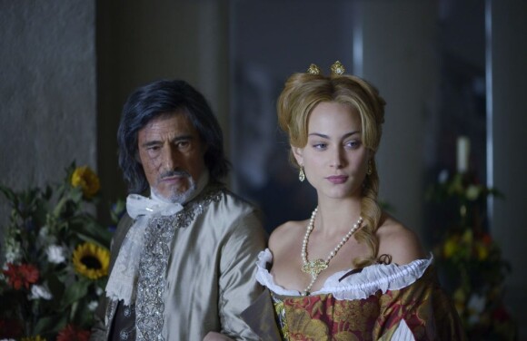Nora Arnezeder et Gérard Lanvin dans la première image officielle du film Angélique.