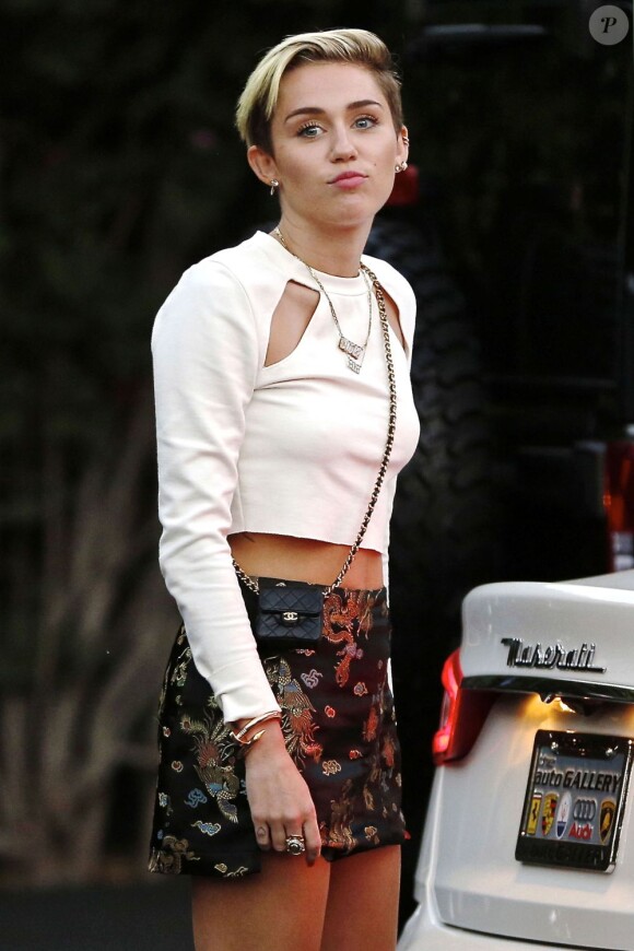 Miley Cyrus se rend dans un studio d'enregistrement à Los Angeles pour apporter les touches finales à son album, Bangerz. Le 13 août 2013.