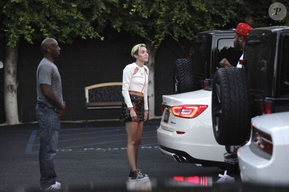 Miley Cyrus et le producteur Mike Will Made It (droite) se rendent dans un studio d'enregistrement à Los Angeles pour apporter les touches finales à son album, Bangerz. Le 13 août 2013.