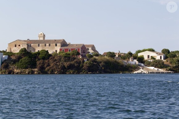 La reine Sofia d'Espagne était en visite le 14 août 2013 sur l'Illa del Rei située dans l'embouchure du port de Mahon, à Minorque, dans le cadre d'un congrès visant à son classement au patrimoine mondial de l'humanité de l'UNESCO.