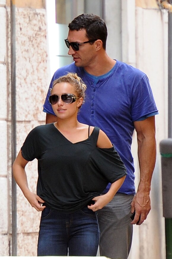 Exclusif - Hayden Panettiere et son compagnon Wladimir Klitschko se promènent près du balcon de Roméo et Juliette à Verone, en Italie le 26 juin 2013.