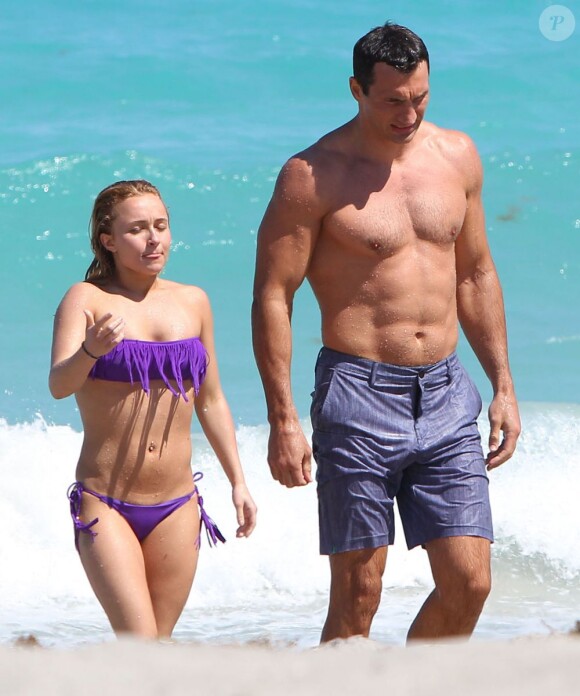 Exclusif - Hayden Panettière et son fiancé Wladimir Klitschko profitent en amoureux de la plage à Miami, le 30 mars 2013.