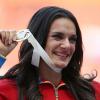 La Russe Yelena Isinbayeva remporte la médaille d'or du saut à la perche aux championnats du monde à Luzhniki le 15 août 2013.