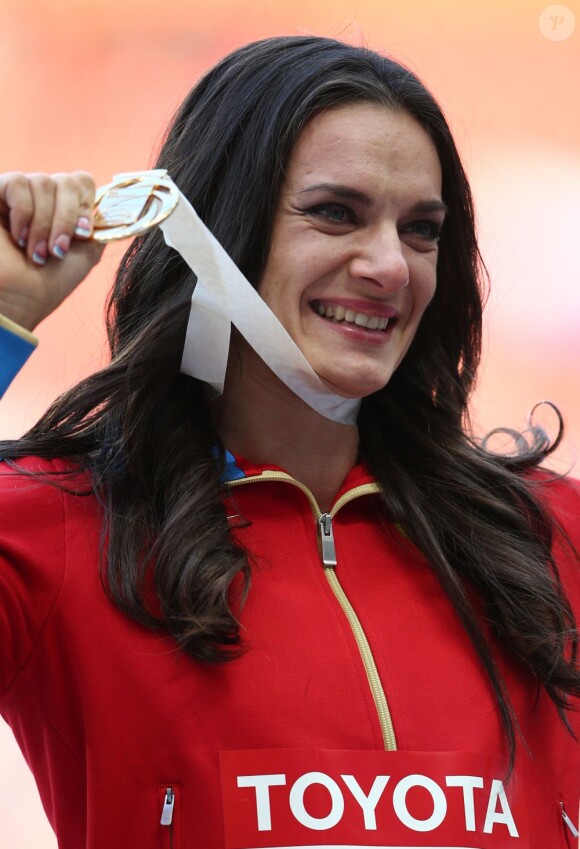 La Russe Yelena Isinbayeva remporte la médaille d'or du saut à la perche aux championnats du monde à Luzhniki le 15 août 2013.