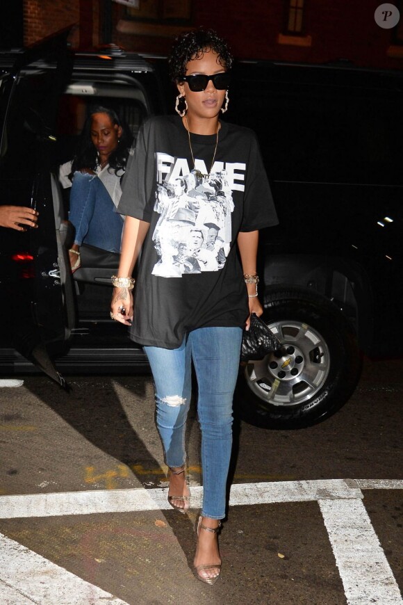 Rihanna se rend au Lyon à New York, habillée de lunettes "Bowie" signées Le Specs, d'un t-shirt Frank 151, d'un jean J Brand et de sandales Roberto Cavalli. Le 12 août 2013.