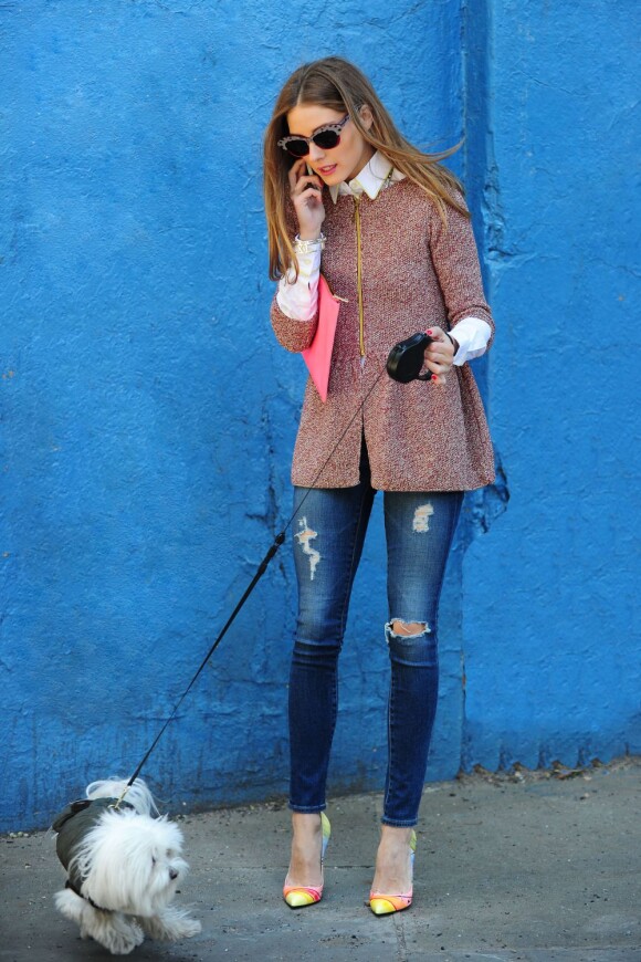 Olivia Palermo, ultra stylée avec des lunettes de soleil Wunderkind et un jean AG Adriano Goldschmied pour promener son chien à Brooklyn. Le 12 août 2013.