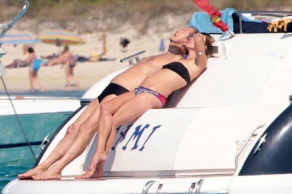 Kate Moss et Mario Testino en plein bain de soleil sur un yacht à Formentera. Le 16 août 2013.