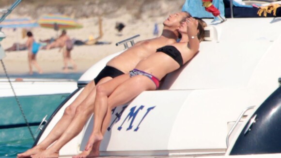 Kate Moss : Bain de soleil en bikini lors de vacances en Espagne