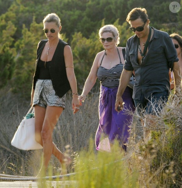 Kate Moss poursuit ses vacances à Formentera avec son époux Jamie Hince et des membres de sa famille. Le 16 août 2013.