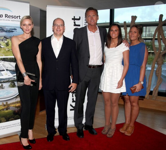 La princesse Charlene et le prince Albert de Monaco avec leur ami l'ex-(beach-)volleyeur norvégien Jan Kvalheim et sa famille à la soirée de son 50e anniversaire, le 17 août 2013 à Kragero, en Norvège.