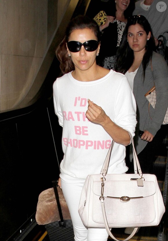 Eva Longoria, au naturel et dans une tenue décontractée, arrive à l'aéroport international de Los Angeles le 16 août 2013