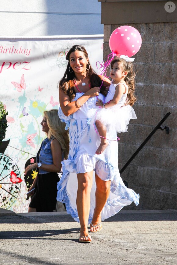 Courtney Lopez, enceinte du deuxième enfant de Mario, à l'anniversaire de leur petite Gia, 2 ans, à Los Angeles, le 17 août 2013