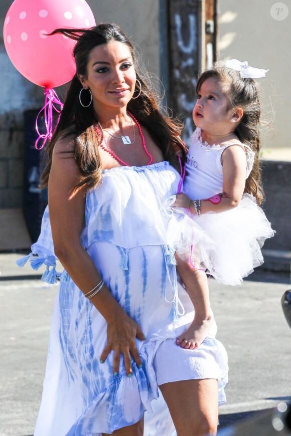 Courtney Lopez, enceinte du deuxième enfant de Mario, à l'anniversaire de leur petite Gia, 2 ans, à Los Angeles, le 17 août 2013