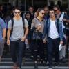 Les Jonas Brothers, Kevin, Nick et Joe avec sa chérie Blanda Eggenschwiler arrivent à l'aéroport de Los Angeles, le 16 août 2013.