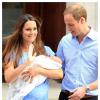 Départ de la maternité le 23 juillet 2013 pour le duc et la duchesse de Cambridge au lendemain de la naissance de leur bébé le prince George.