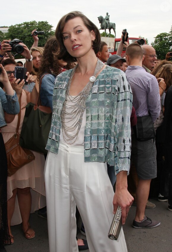 Milla Jovovich  arrive au défilé Chanel le 2 juillet 2013