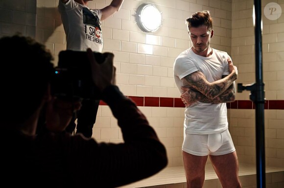 David Beckham en t-shirt et boxer blancs dans les coulisses de sa séance photo pour la nouvelle collection de David Beckham Bodywear.