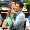Exclusif - Mario Lopez s'amuse avec sa fille Gia et sa femme Courtney Mazza, enceinte, aux abords du plateau de l'émission "Extra!" à Los Angeles, le 19 août 2013.