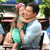 Mario Lopez : Le sexy papa s'amuse avec Gia sous les yeux de sa femme enceinte