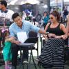 Exclusif - Le sexy Mario Lopez s'amuse avec sa fille Gia et sa femme Courtney Mazza, enceinte, aux abords du plateau de l'émission "Extra!" à Los Angeles, le 19 août 2013.