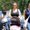 Exclusif - Mario Lopez s'amuse avec sa fille Gia et sa femme Courtney Mazza, enceinte, aux abords du plateau de l'émission "Extra!" à Los Angeles, le 19 août 2013.