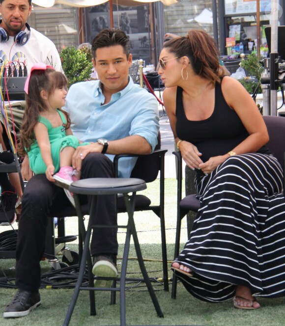 Exclusif - Mario Lopez s'amuse avec sa fille Gia et son épouse Courtney Mazza, enceinte, aux abords du plateau de l'émission "Extra!" à Los Angeles, le 19 août 2013.