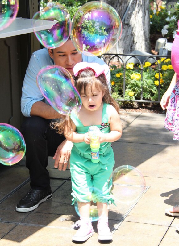 Exclusif - Mario Lopez s'amuse avec sa fille aînée Gia et sa femme Courtney Mazza, enceinte, aux abords du plateau de l'émission "Extra!" à Los Angeles, le 19 août 2013.